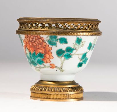CHINE. Époque XXème siècle
Coupe en porcelaine...