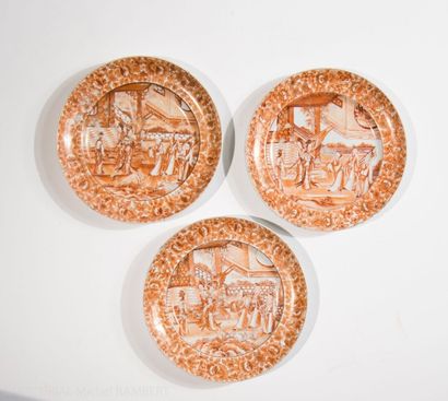 CHINE, CANTON
Trois assiettes à décor camaïeu...