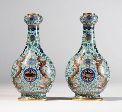 CHINE, Epoque XXème
Paire de vases à décor...