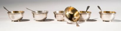 Lot de 6 salières et leurs cuillers en argent....