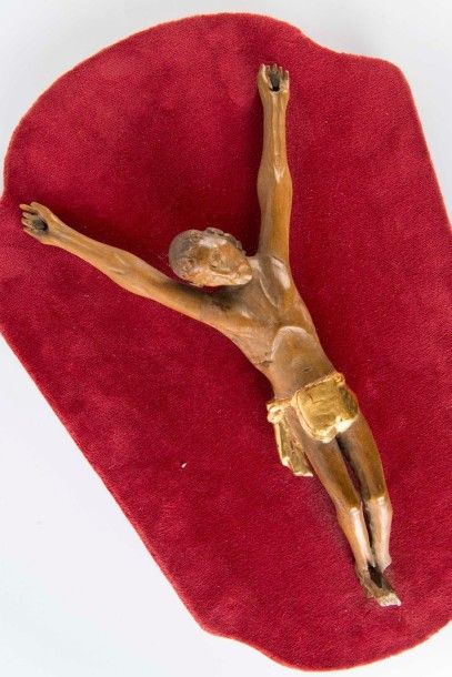 Christ en bois sculpté, teinté et doré. Manque...