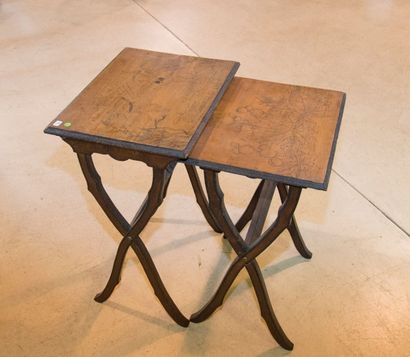 Deux tables gigognes, plateau gravés à décor...