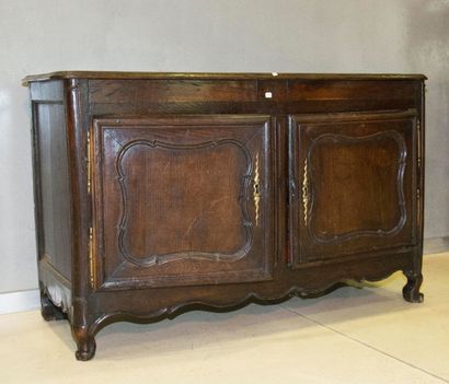 Buffet lorrain en chêne, pieds cambrés, ouvrant...