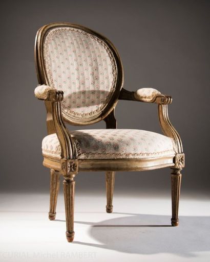Fauteuil d'enfant, à dossier médaillon, les...