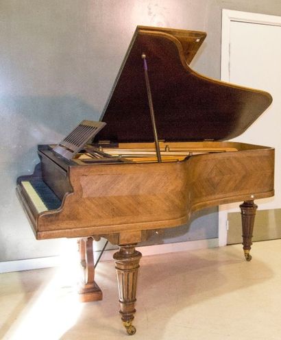Piano, 1/4 de queue, ERARD, en noyer et placage...