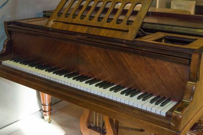 Piano, 1/4 de queue, ERARD, en noyer et placage...