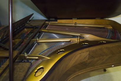 Piano, 1/4 de queue, ERARD, en noyer et placage...
