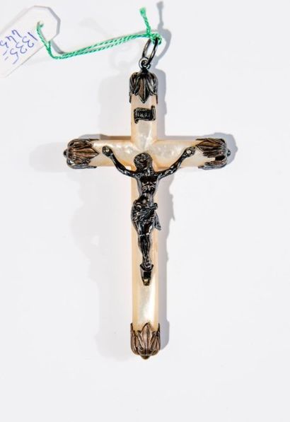 Croix en nacre, monté argent