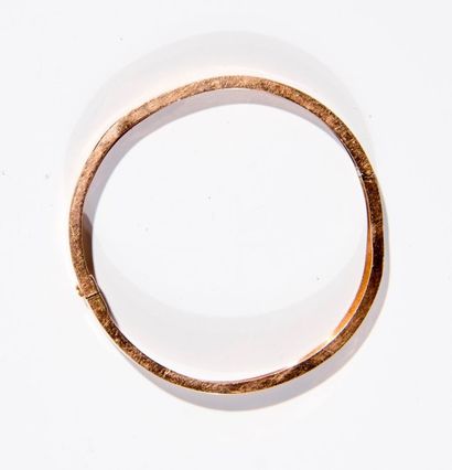 Petit bracelet d'enfant rigide en or rose....