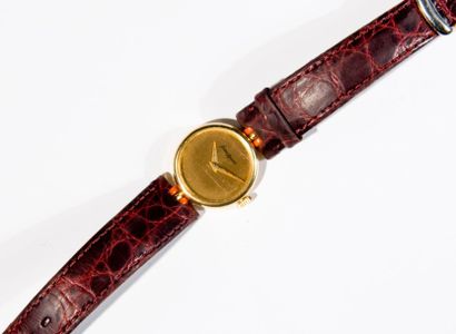 Montre bracelet de femme, le boîtier en or...
