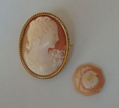 Broche ornée d'un camée Profil de Jeune fille,...