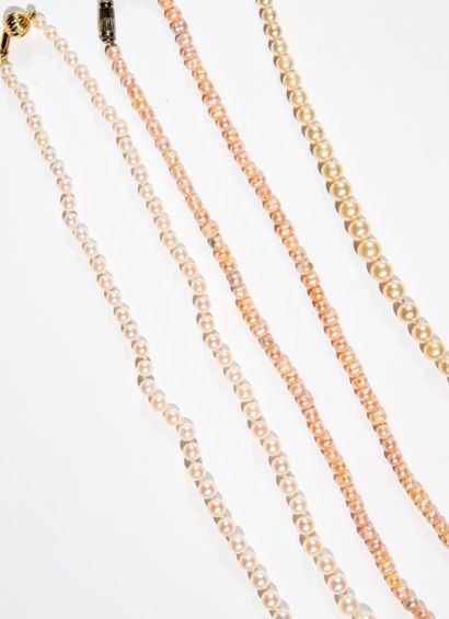 Lot de 2 colliers de perles. On y joint un...