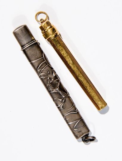 Lot or et argent composé de 2 porte-crayons....