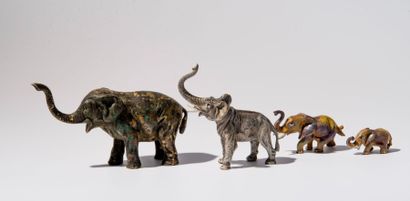 BRONZES DE VIENNE: Ensemble de 4 éléphants....