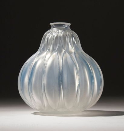 SABINO
Vase en verre bleuté. H: 14 cm