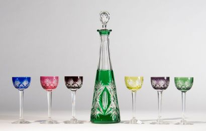 Partie de service en cristal taillé coloré...