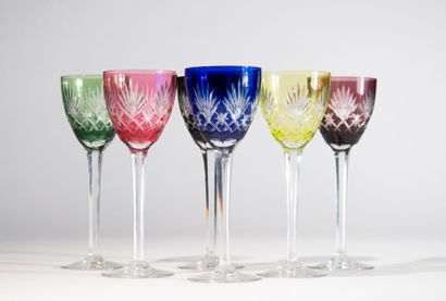 Partie de service en cristal taillé coloré...