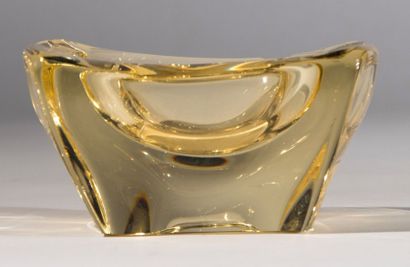 DAUM France
Cendrier en cristal jaune, signé....