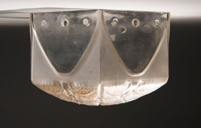 LALIQUE
Plafonnier en verre satiné, moulé,...