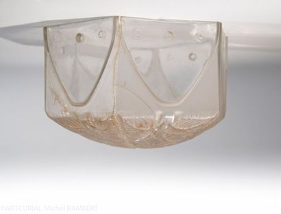 LALIQUE
Plafonnier en verre satiné, moulé,...