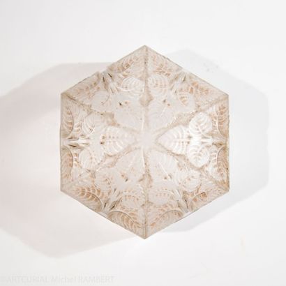 LALIQUE
Plafonnier en verre satiné, moulé,...