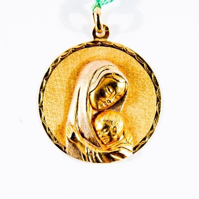 Médaille en alliage d'or Vierge à l'enfant.
Poinçon...