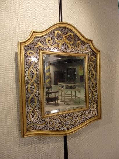 Miroir en bois doré, parcloses fixées sous-verre...