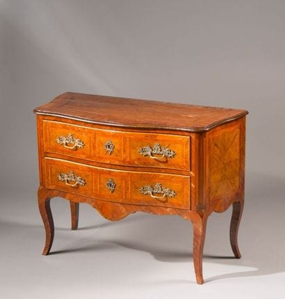 Commode sauteuse galbée en bois de placage,...