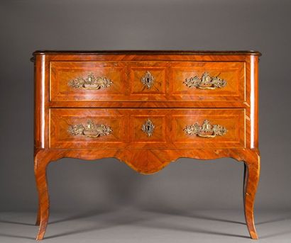 Commode sauteuse galbée en bois de placage,...