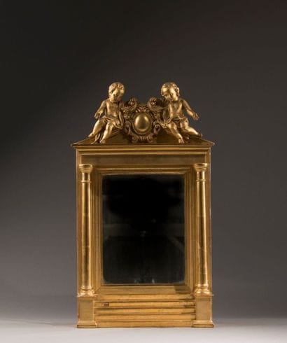 Miroir à colonnes en bois doré, fronton orné...