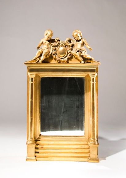 Miroir à colonnes en bois doré, fronton orné...