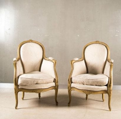 Paire de fauteuils cabriolet en bois laqué,...