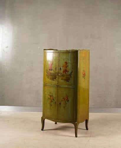 Petit meuble d'entre-deux en bois polychrome,...