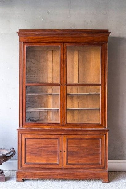 Grande vitrine en acajou et placage d'acajou....