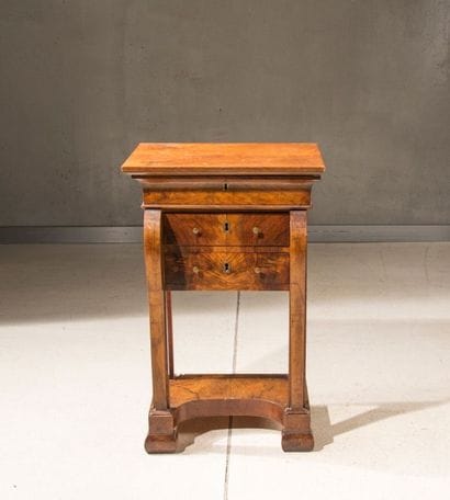 Table travailleuse en placage de noyer, ouvrant...