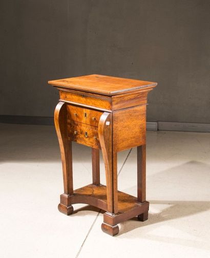 Table travailleuse en placage de noyer, ouvrant...