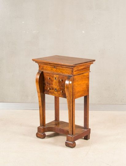 Table travailleuse en placage de noyer, ouvrant...