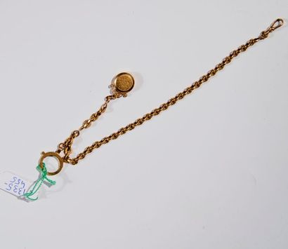 Chaîne de gousset et pendentif, en or.
Poinçon...