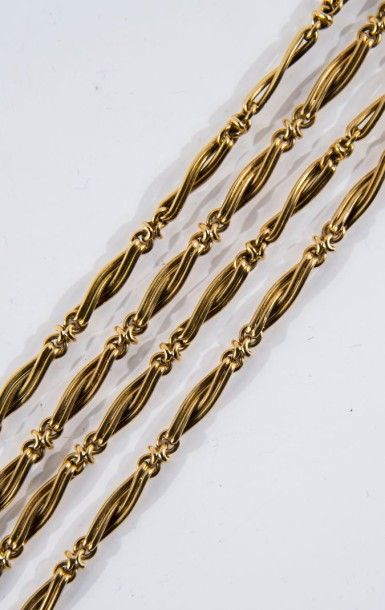 Chaine sautoir en or jaune.
Poids: 66 g