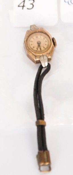Montre bracelet de femme, le boîtier en or...