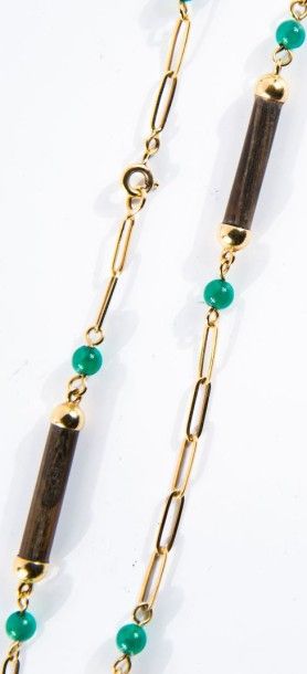 Collier sautoir en or jaune orné de perles...