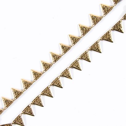 Collier à élément triangulaires en or jaune...