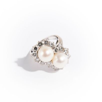 Bague en or gris et platine, deux perles...