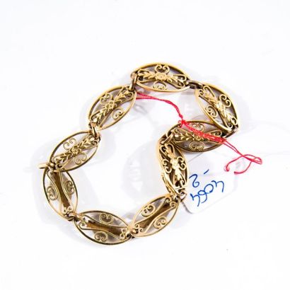Bracelet ajouré en or jaune.
Poinçon tête...