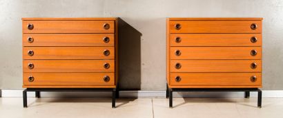 Paire de commodes cinq tiroirs en teck.
Années...