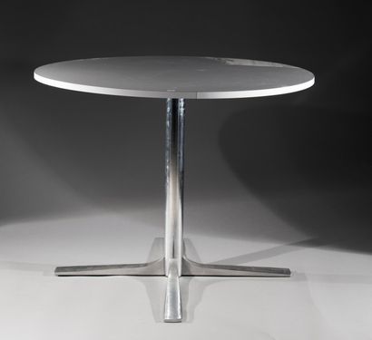 * Table ronde piètement en aluminium