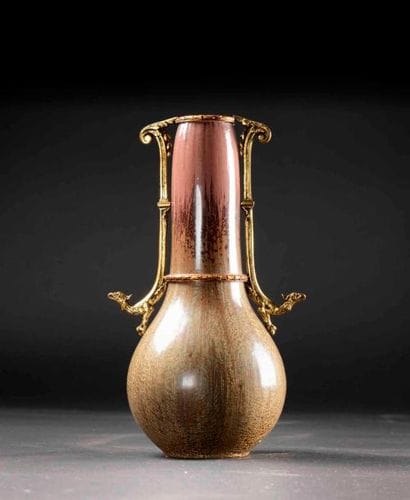 Vase en grès émaillé la monture en métal...