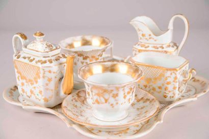 Service en porcelaine blanc et or à décor...