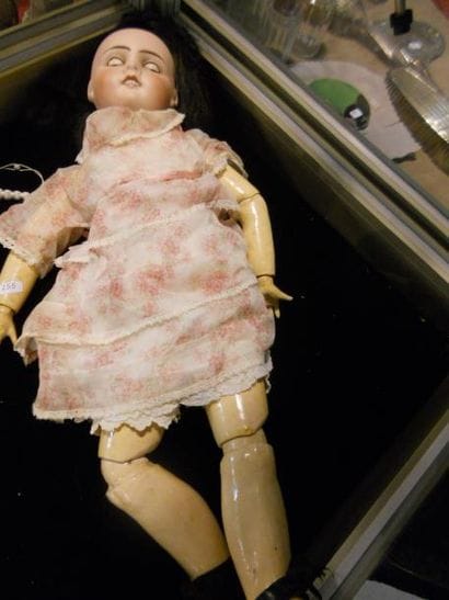 POUPEE FRANCAISE. Tête porcelaine, corps...
