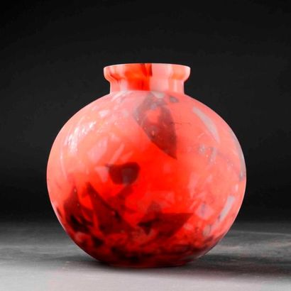 LORRAIN
vase en verre nuagé à fond rouge...